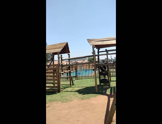 2 BEDROOM TOWNHOUSE FOR SALE IN MEREDALE